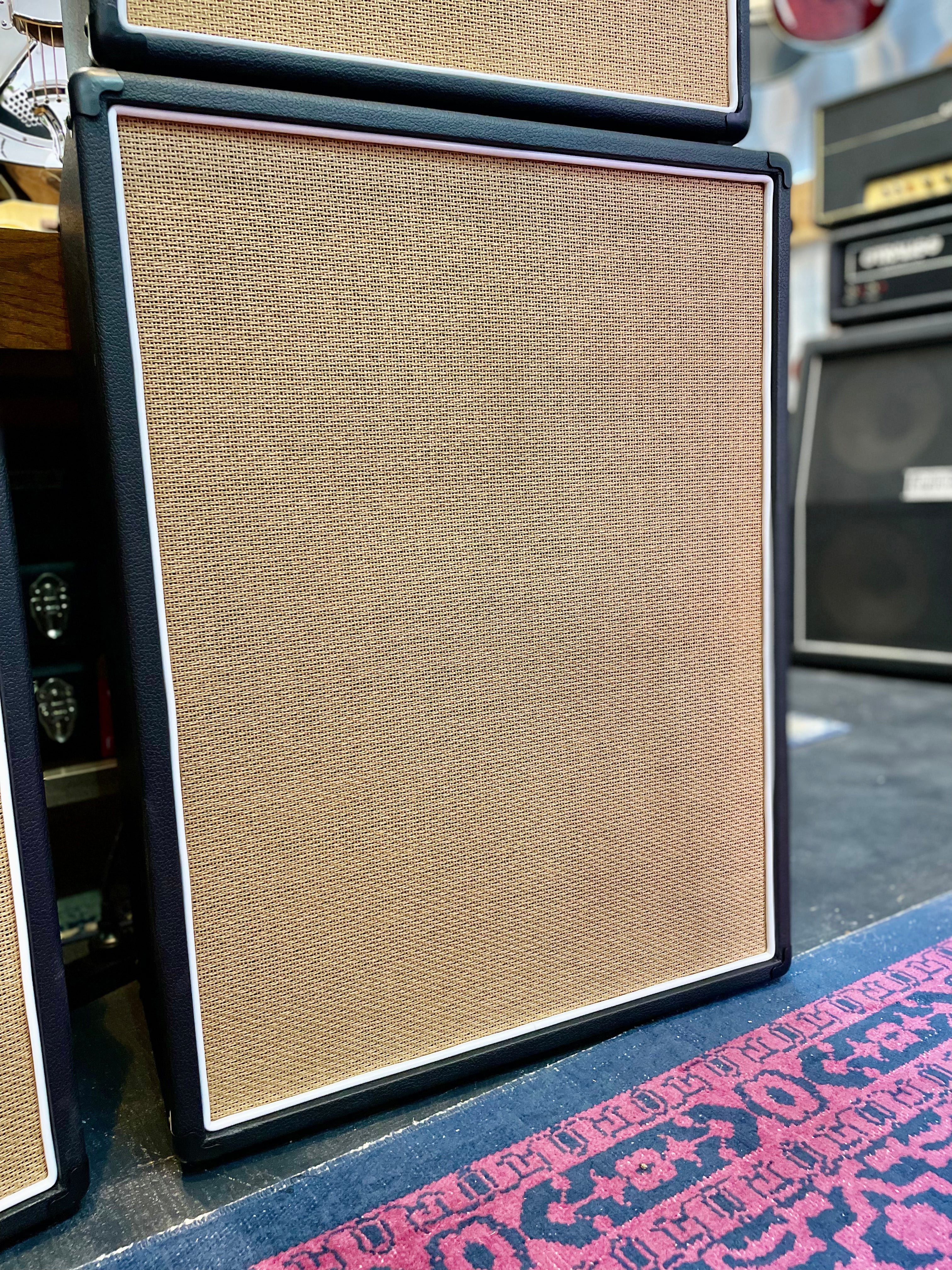 VHT | D-Series | 2 x 12” | Vertical Guitar Cab VHT | D-Series | 2 x 12” | Vertical Guitar Cab
